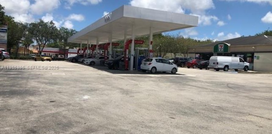 Propiedad comercial en Kendall, Florida № 2153770