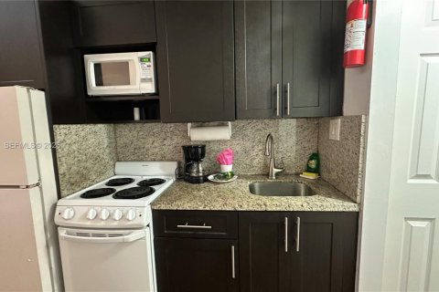 Propiedad comercial en alquiler en Sunny Isles Beach, Florida, 33.44 m2 № 2041350 - foto 2