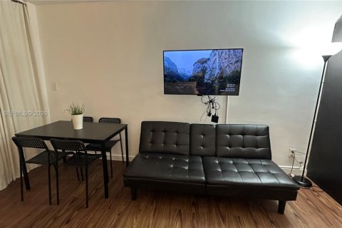 Propiedad comercial en alquiler en Sunny Isles Beach, Florida, 33.44 m2 № 2041350 - foto 5