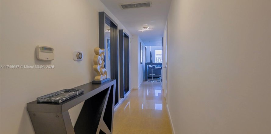 Apartamento en Miami, Florida 1 dormitorio, 91.14 m2 № 1993172