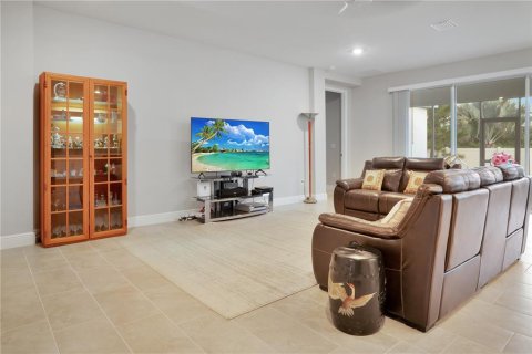 House in Lutz, Florida 4 bedrooms, 235.6 sq.m. № 2306658 - photo 13