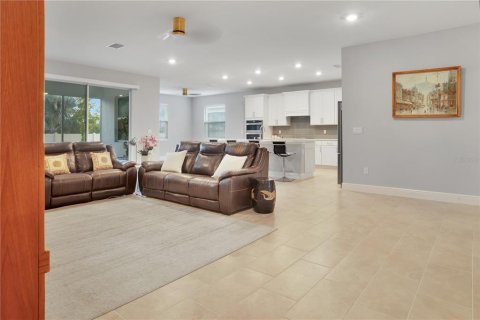 House in Lutz, Florida 4 bedrooms, 235.6 sq.m. № 2306658 - photo 8