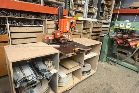 Commercial property in Hialeah, Florida № 2043017 - photo 2