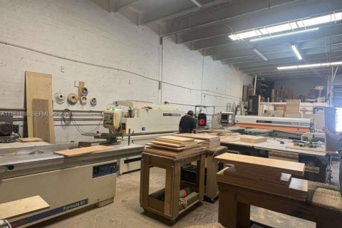 Commercial property in Hialeah, Florida № 2043017 - photo 5