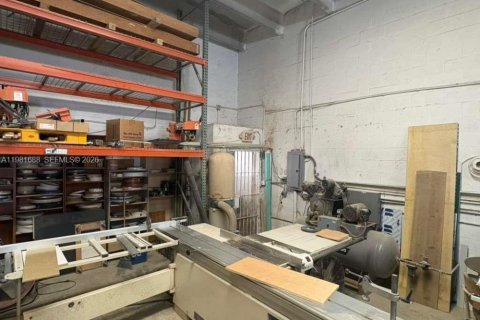 Commercial property in Hialeah, Florida № 2043017 - photo 4