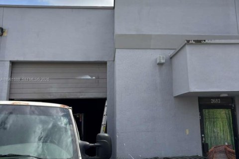 Commercial property in Hialeah, Florida № 2043017