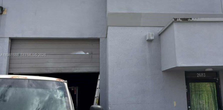 Commercial property in Hialeah, Florida № 2043017