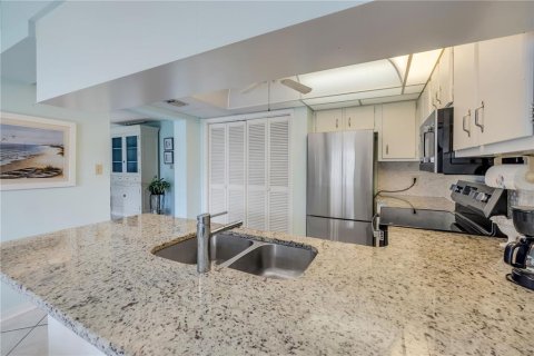 Condo in New Smyrna Beach, Florida, 2 bedrooms  № 2119100 - photo 24