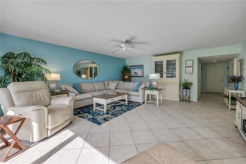 Condo in New Smyrna Beach, Florida, 2 bedrooms  № 2119100 - photo 18