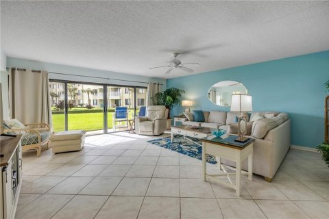 Condo in New Smyrna Beach, Florida, 2 bedrooms  № 2119100 - photo 15
