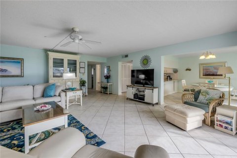 Condo in New Smyrna Beach, Florida, 2 bedrooms  № 2119100 - photo 19