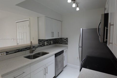 Condo in Miami, Florida, 1 bedroom  № 2040621 - photo 10
