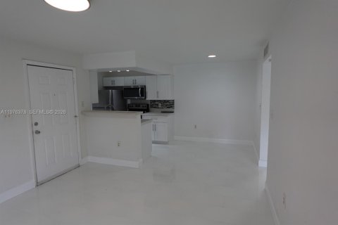 Condo in Miami, Florida, 1 bedroom  № 2040621 - photo 9