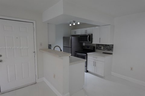 Condo in Miami, Florida, 1 bedroom  № 2040621 - photo 8