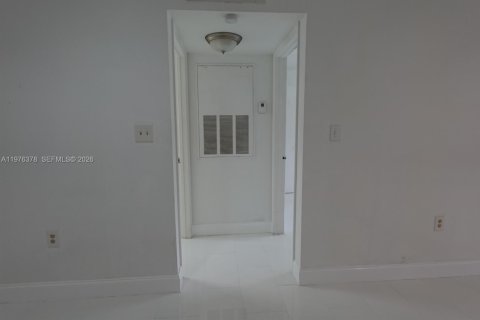 Condo in Miami, Florida, 1 bedroom  № 2040621 - photo 11