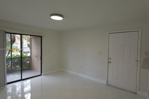 Condo in Miami, Florida, 1 bedroom  № 2040621 - photo 6
