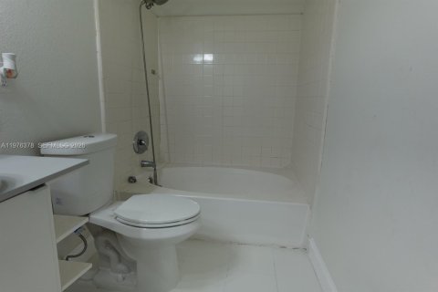 Condo in Miami, Florida, 1 bedroom  № 2040621 - photo 18