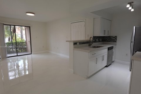 Condo in Miami, Florida, 1 bedroom  № 2040621 - photo 7