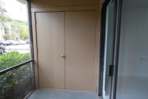 Condo in Miami, Florida, 1 bedroom  № 2040621 - photo 4