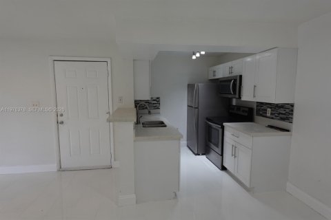Condo in Miami, Florida, 1 bedroom  № 2040621 - photo 2