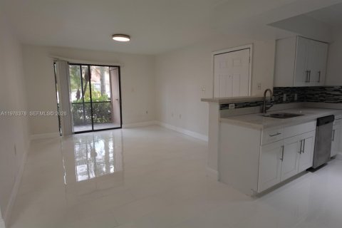 Condo in Miami, Florida, 1 bedroom  № 2040621 - photo 5