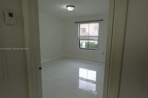 Condo in Miami, Florida, 1 bedroom  № 2040621 - photo 12