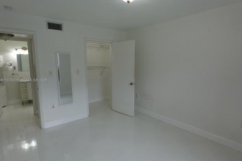 Condo in Miami, Florida, 1 bedroom  № 2040621 - photo 13