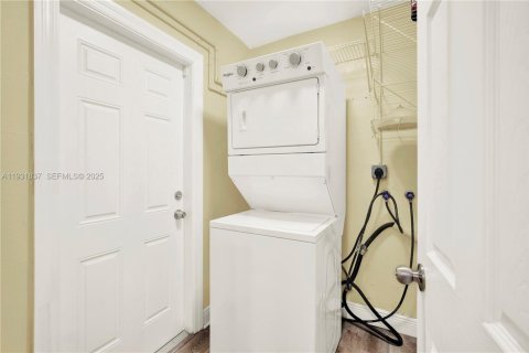 House in Miramar, Florida 4 bedrooms, 149.57 sq.m. № 1990180 - photo 10