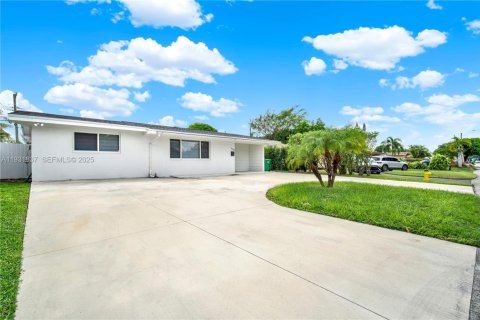 House in Miramar, Florida 4 bedrooms, 149.57 sq.m. № 1990180 - photo 23