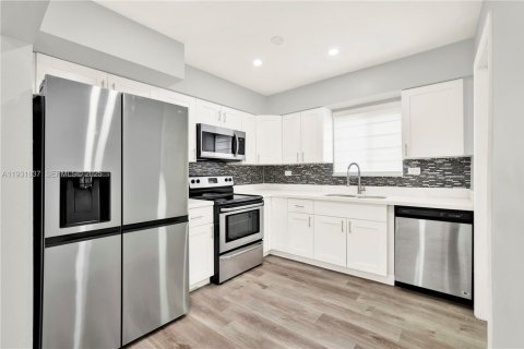 House in Miramar, Florida 4 bedrooms, 149.57 sq.m. № 1990180 - photo 9