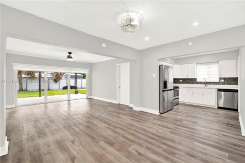 House in Miramar, Florida 4 bedrooms, 149.57 sq.m. № 1990180 - photo 7