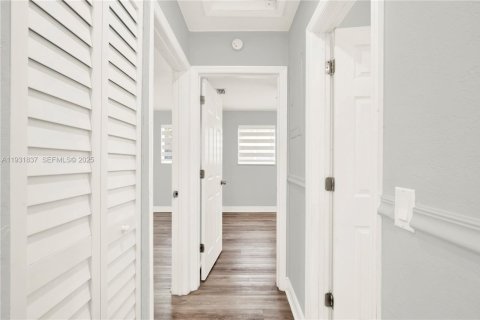 House in Miramar, Florida 4 bedrooms, 149.57 sq.m. № 1990180 - photo 13