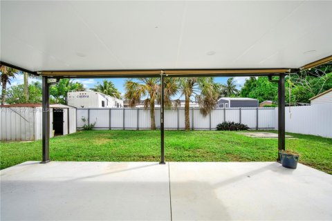 House in Miramar, Florida 4 bedrooms, 149.57 sq.m. № 1990180 - photo 17