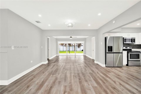 House in Miramar, Florida 4 bedrooms, 149.57 sq.m. № 1990180 - photo 6