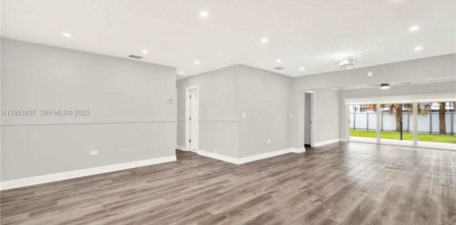 House in Miramar, Florida 4 bedrooms, 149.57 sq.m. № 1990180