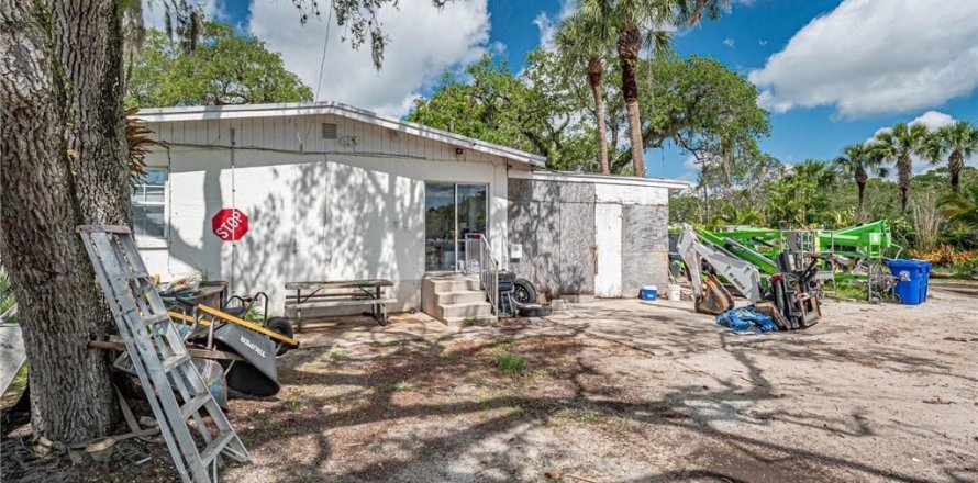 Commercial property in Vero Beach, Florida № 582113