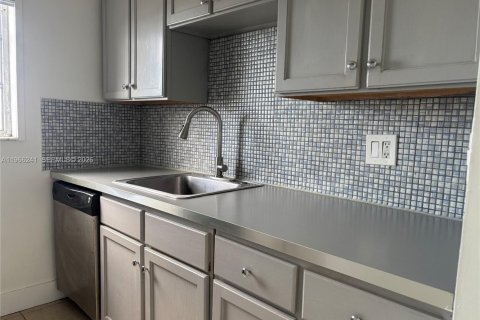 Copropriété à louer à Hollywood, Floride: 1 chambre, 83.43 m2 № 2028755 - photo 11