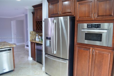 Снять в аренду виллу или дом в Пемброк-Пайнс, Флорида 3 спальни, 205.5м2, № 1963306 - фото 6