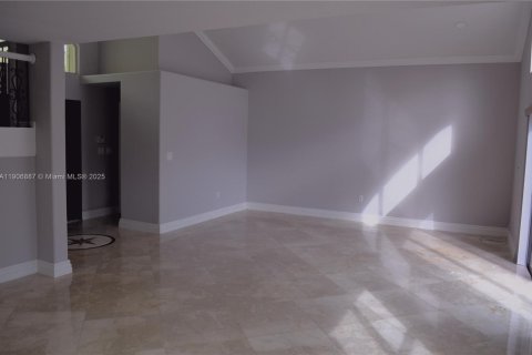 Снять в аренду виллу или дом в Пемброк-Пайнс, Флорида 3 спальни, 205.5м2, № 1963306 - фото 3