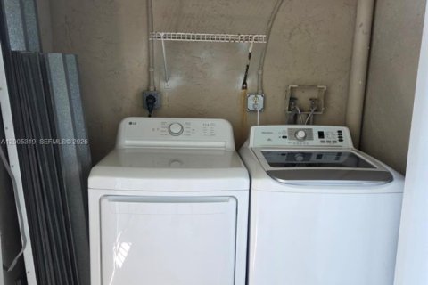 Снять в аренду кондоминиум в Пемброк-Пайнс, Флорида 2 спальни, 104.98м2, № 2073875 - фото 16