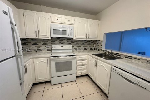 Condo in North Miami, Florida, 1 bedroom  № 1955974 - photo 1