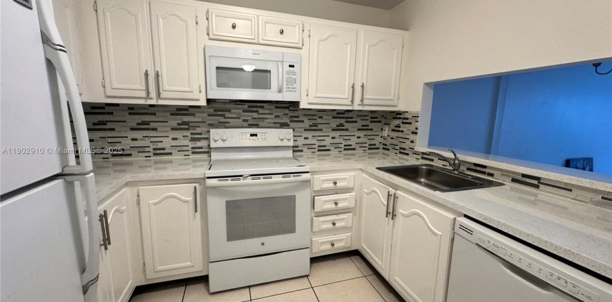 Condo in North Miami, Florida, 1 bedroom № 1955974