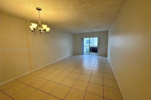 Condo in North Miami, Florida, 1 bedroom  № 1955974 - photo 4