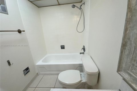 Condo in North Miami, Florida, 1 bedroom  № 1955974 - photo 9