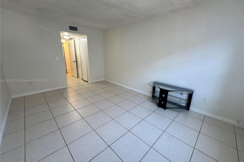 Condo in North Miami, Florida, 1 bedroom  № 1955974 - photo 6