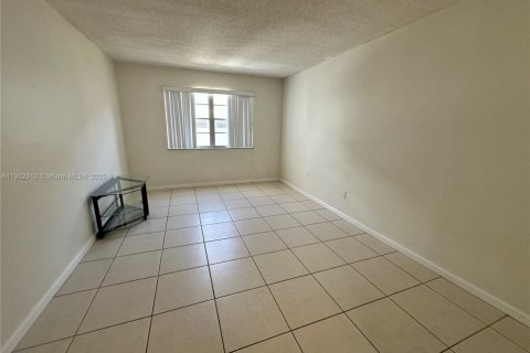 Condo in North Miami, Florida, 1 bedroom  № 1955974 - photo 7
