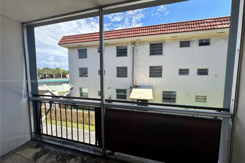 Condo in North Miami, Florida, 1 bedroom  № 1955974 - photo 11