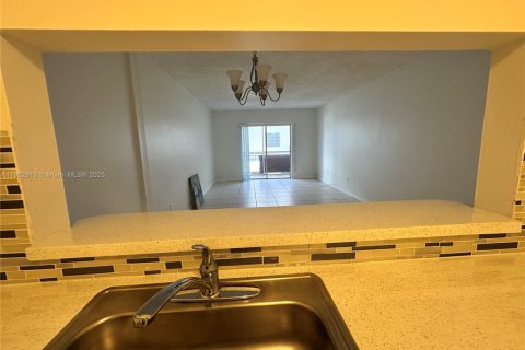 Condo in North Miami, Florida, 1 bedroom  № 1955974 - photo 3