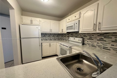 Condo in North Miami, Florida, 1 bedroom  № 1955974 - photo 2