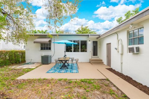 House in Miami Springs, Florida 3 bedrooms, 150.87 sq.m. № 1992614 - photo 26